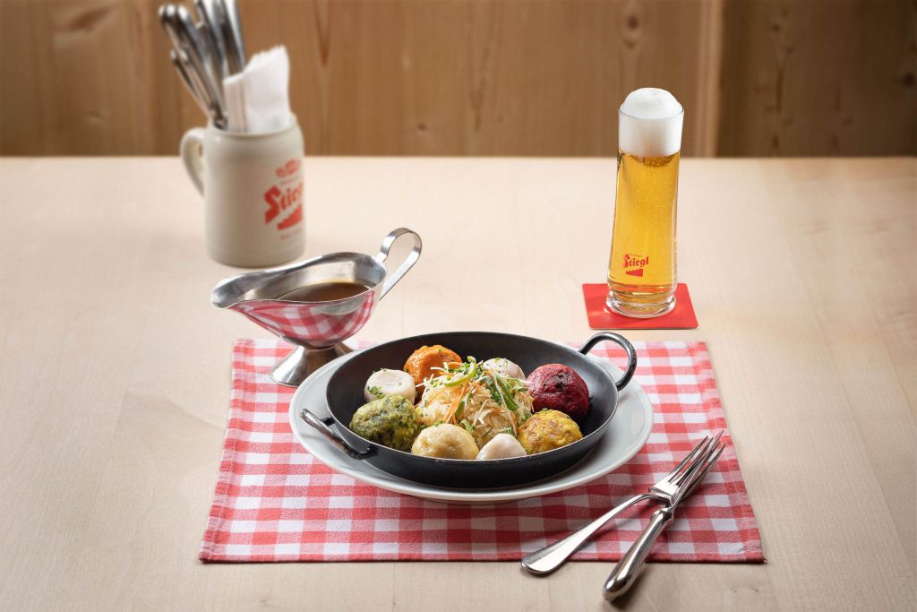 Knoedelvariationen mit frisch gezapftem Bier in der Stiegl-Brauwelt in Salzburg