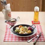 Knoedelvariationen mit frisch gezapftem Bier in der Stiegl-Brauwelt in Salzburg