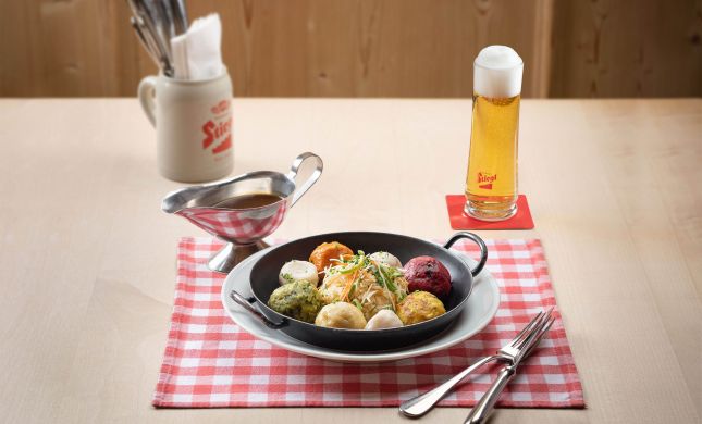 Knoedelvariationen mit frisch gezapftem Bier in der Stiegl-Brauwelt in Salzburg