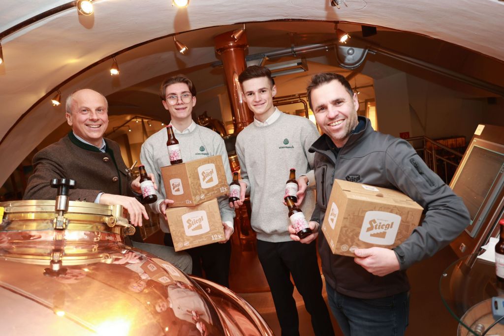 „Oimrausch“: Stiegl braut Zirbenbier für „Junior Company“-Schulprojekt