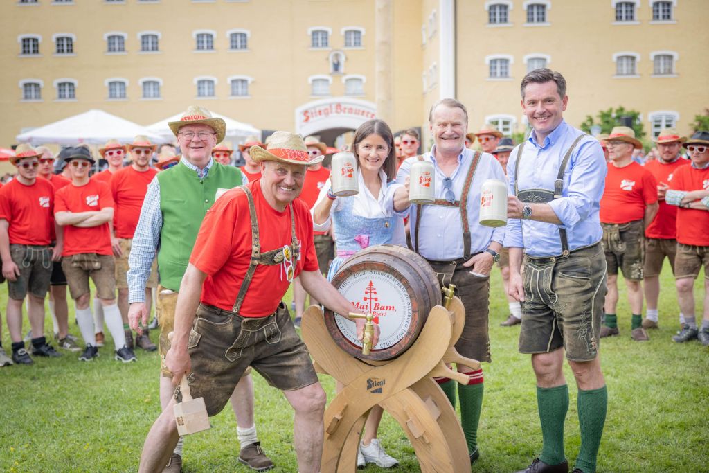 Fassanstich beim Stiegl-Maibaumaufstellen