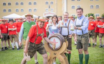 Fassanstich beim Stiegl-Maibaumaufstellen