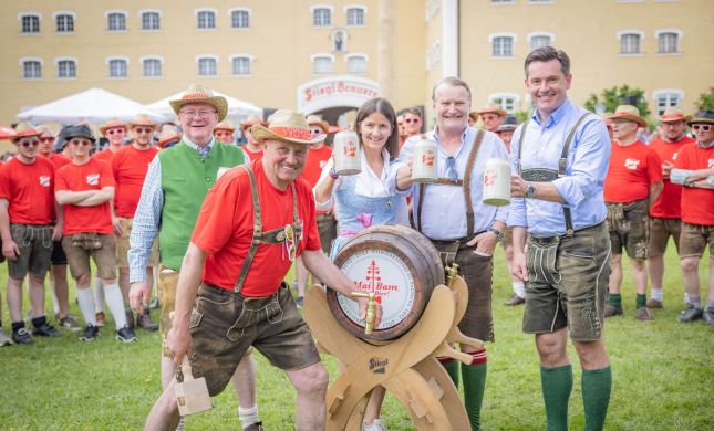 Fassanstich beim Stiegl-Maibaumaufstellen